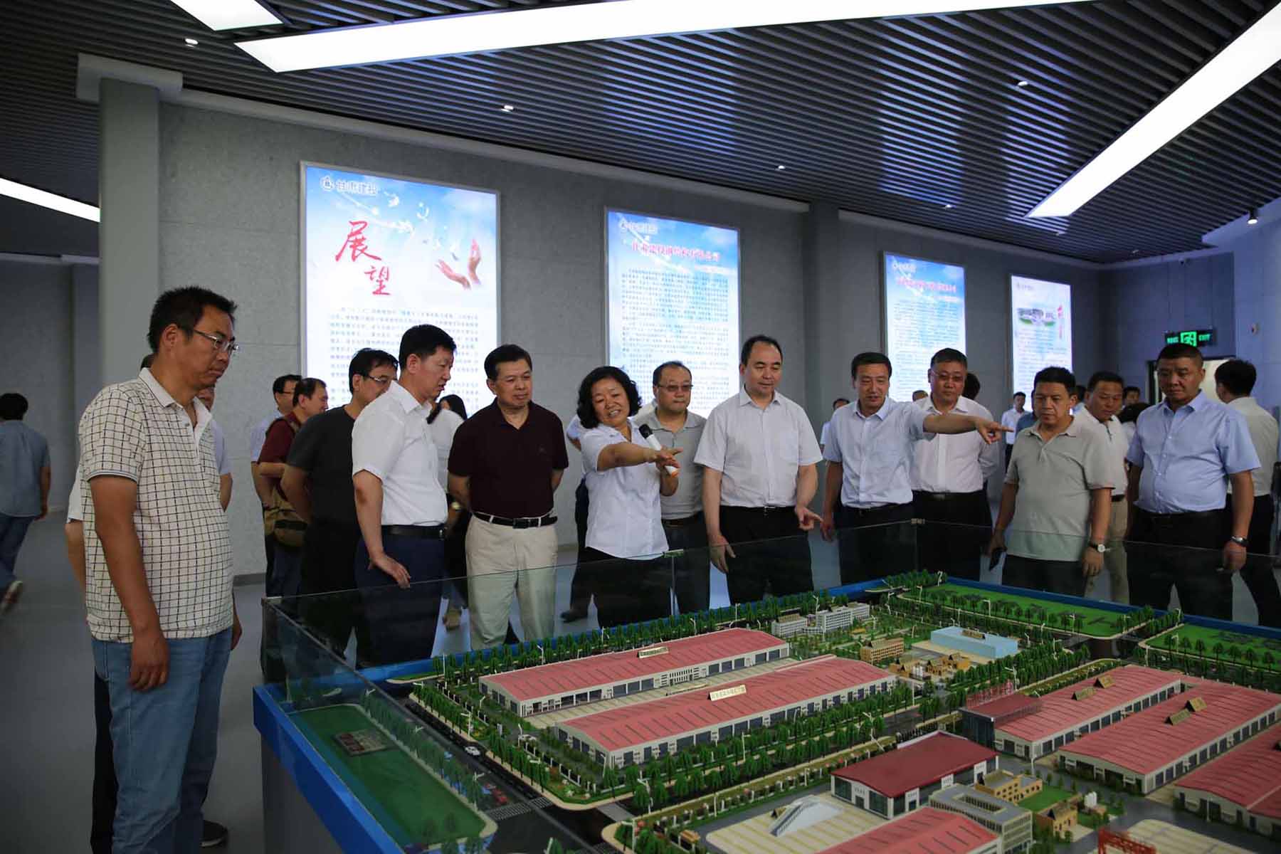 中國(guó)建筑企業(yè)轉(zhuǎn)型升級(jí)最佳實(shí)踐大型調(diào)研活動(dòng)組調(diào)研甘肅建投工業(yè)產(chǎn)業(yè)發(fā)展和裝配式產(chǎn)業(yè)鏈