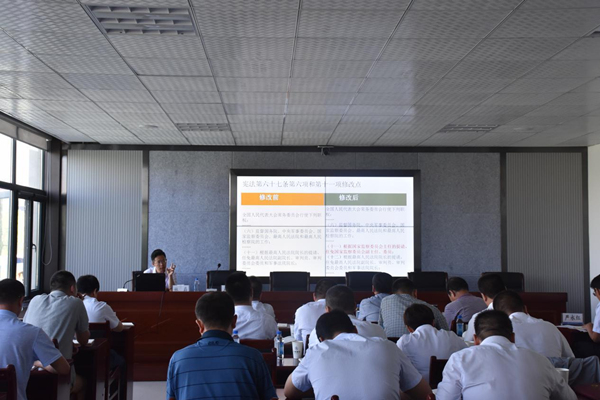 新區(qū)公司黨委召開黨委理論學(xué)習(xí)中心組（擴(kuò)大）學(xué)習(xí)會專題學(xué)習(xí)新《憲法》