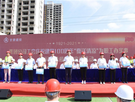 炎炎夏日送清涼，勞模事跡感人心