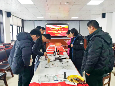 新區(qū)公司第一黨支部開展“迎春納福寫春聯(lián)，翰墨飄香送祝?！敝黝}黨日活動